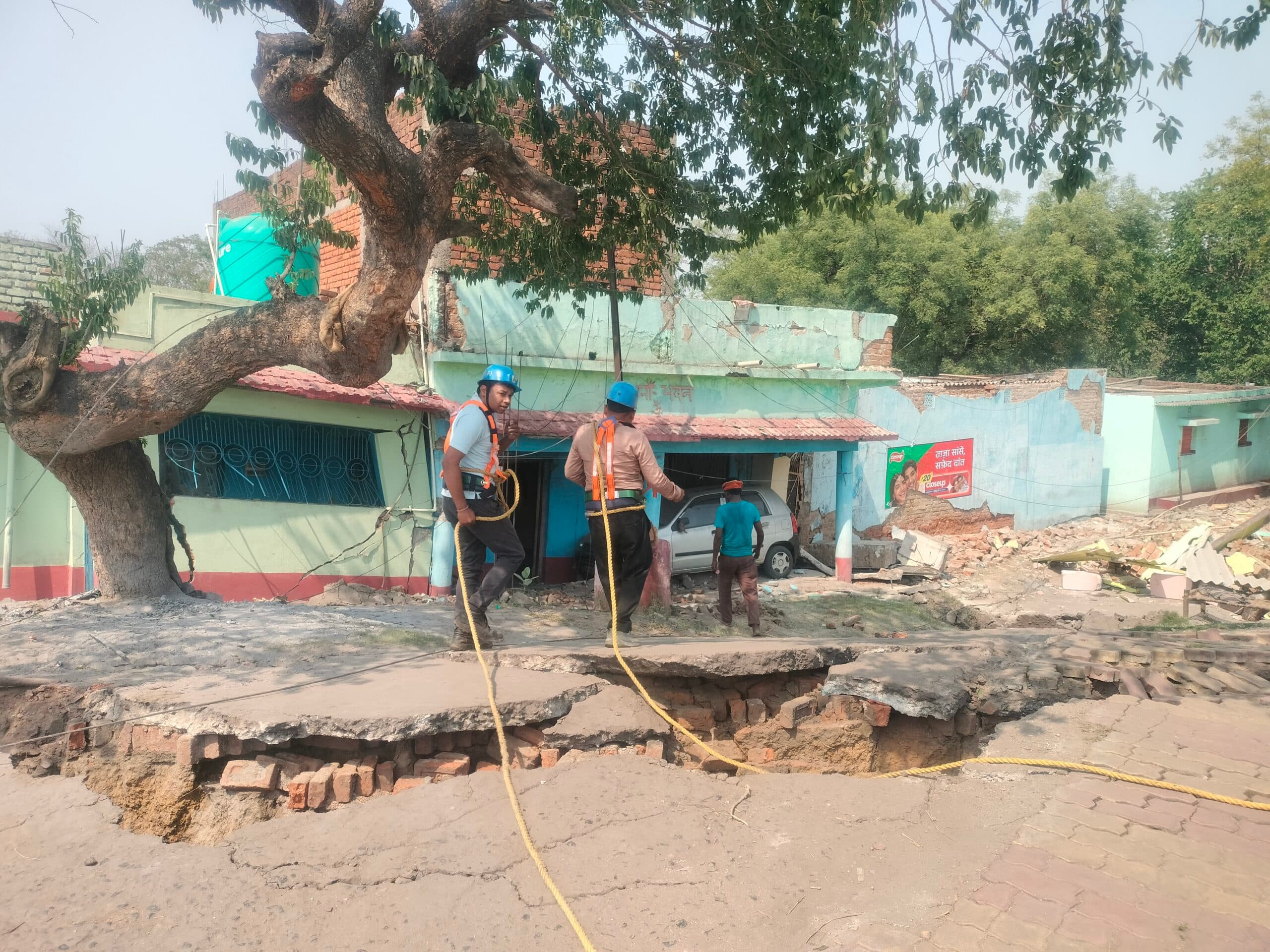 Dhanbad News: भू-धंसान प्रभावित टंडाबाड़ी में खतरा बरकरार, दूसरे दिन 54 परिवार बेलगड़िया शिफ्ट