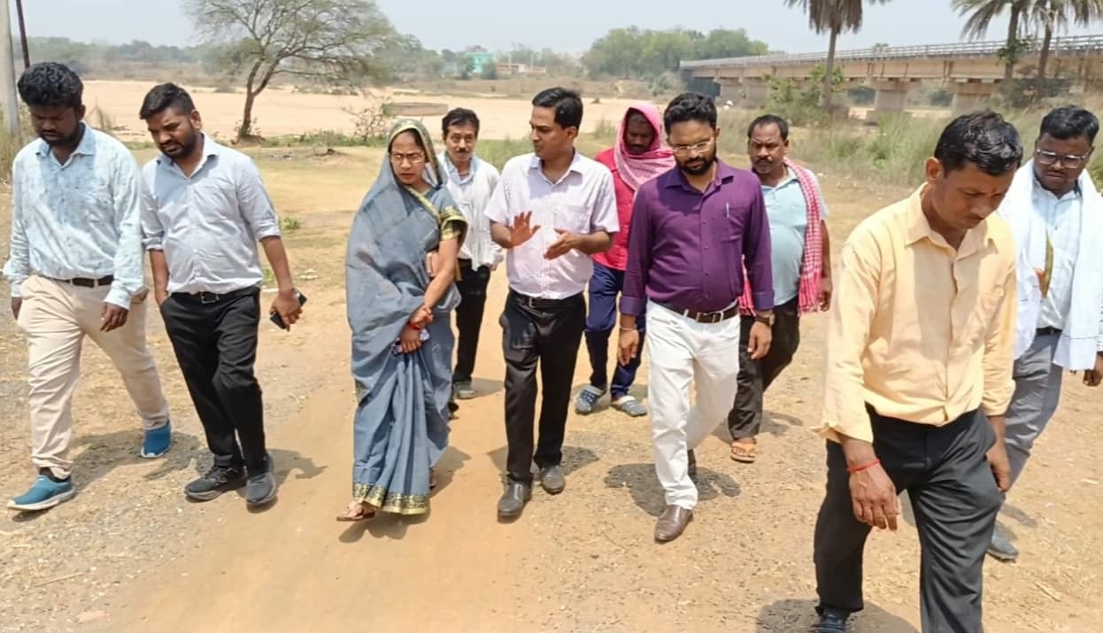 शहरी जलापूर्ति चालू किये जाने को लेकर अधिकारियों ने पतरो नदी इंटक वेल का किया निरीक्षण