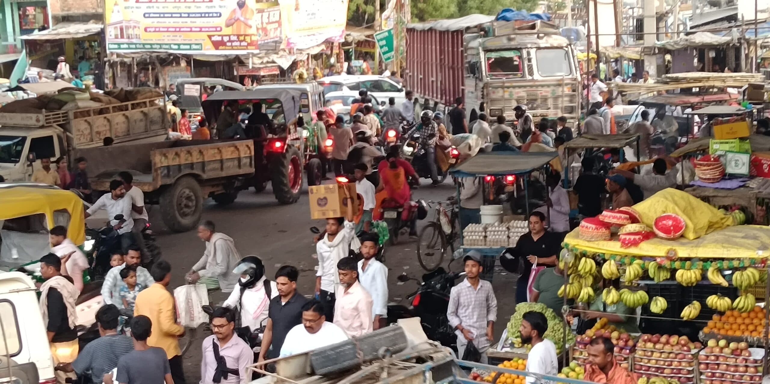 स्थायी बस स्टैंड और सुविधाओं के अभाव में दिनारा में यातायात व्यवस्था चरमरायी
