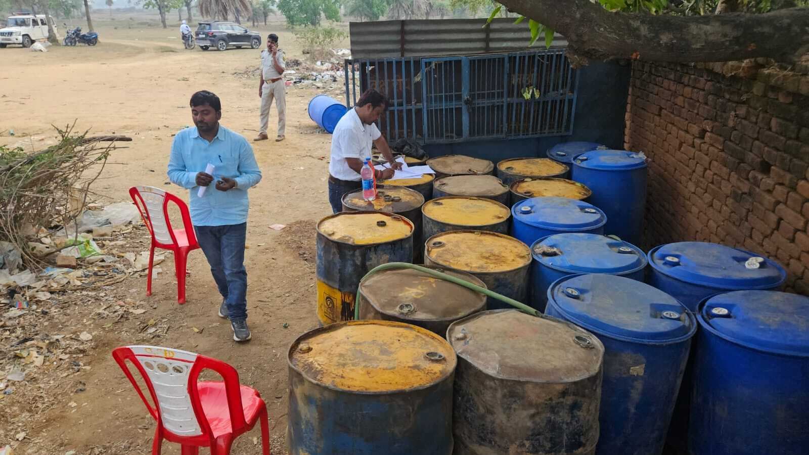 बासकीटांड़ इलाके से 60 ड्रम में 12 हजार पेट्रोल -डीजल जब्त