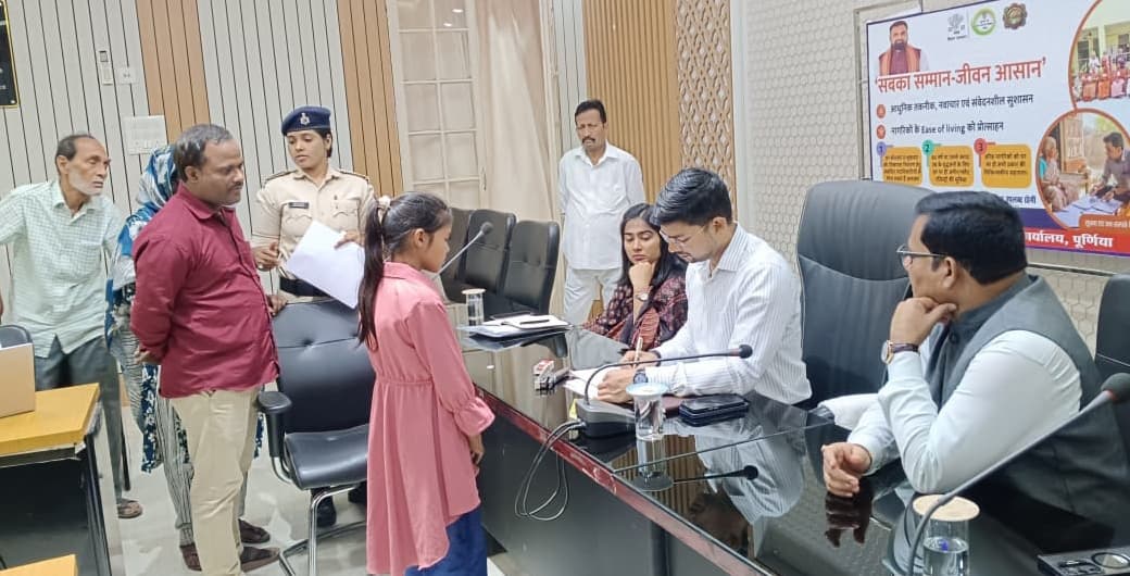 डीएम ने सुनी आमजनों की समस्याएं, दिया कार्रवाई का निर्देश