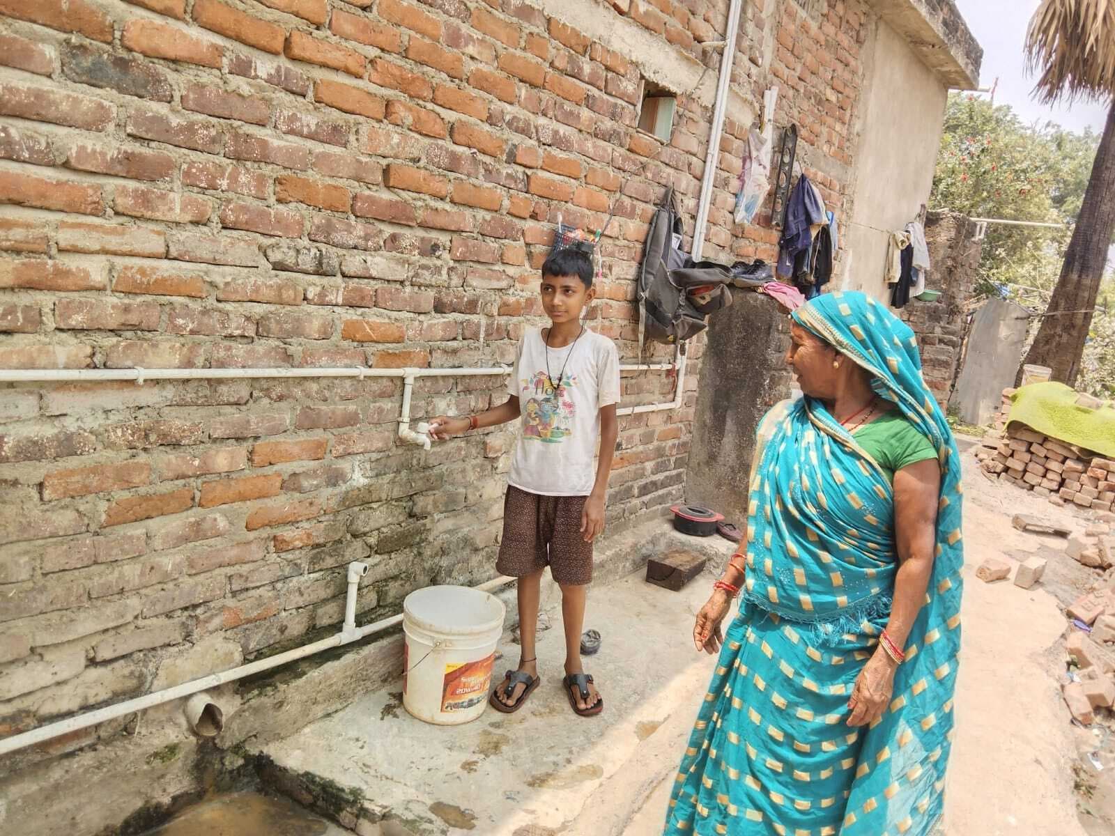पानी के लिए हाहाकार, किऊल नदी में बालू खोदकर प्यास बुझा रहे लोग