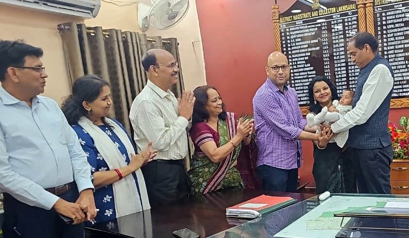 कचरे के ढेर में मिली नन्हीं ”परी” को मिला नया जीवन, ओडिशा के दंपति ने लिया गोद