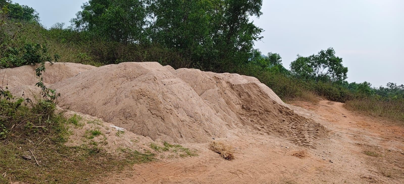 East Singhbhum News : शीशाखून में बालू का अवैध भंडारण फिर शुरू, बंगाल भेजा जा रहा