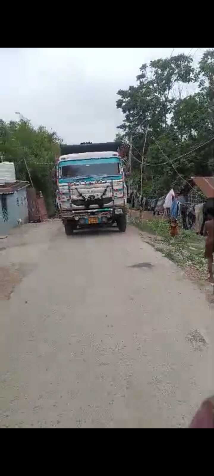 KATIHAR बड़े वाहनों के प्रवेश पर लगी नो एंट्री तो दलन से आर्मी कैंप के पीछे से हाजीपुर होकर दौड़ने लगे ट्रक