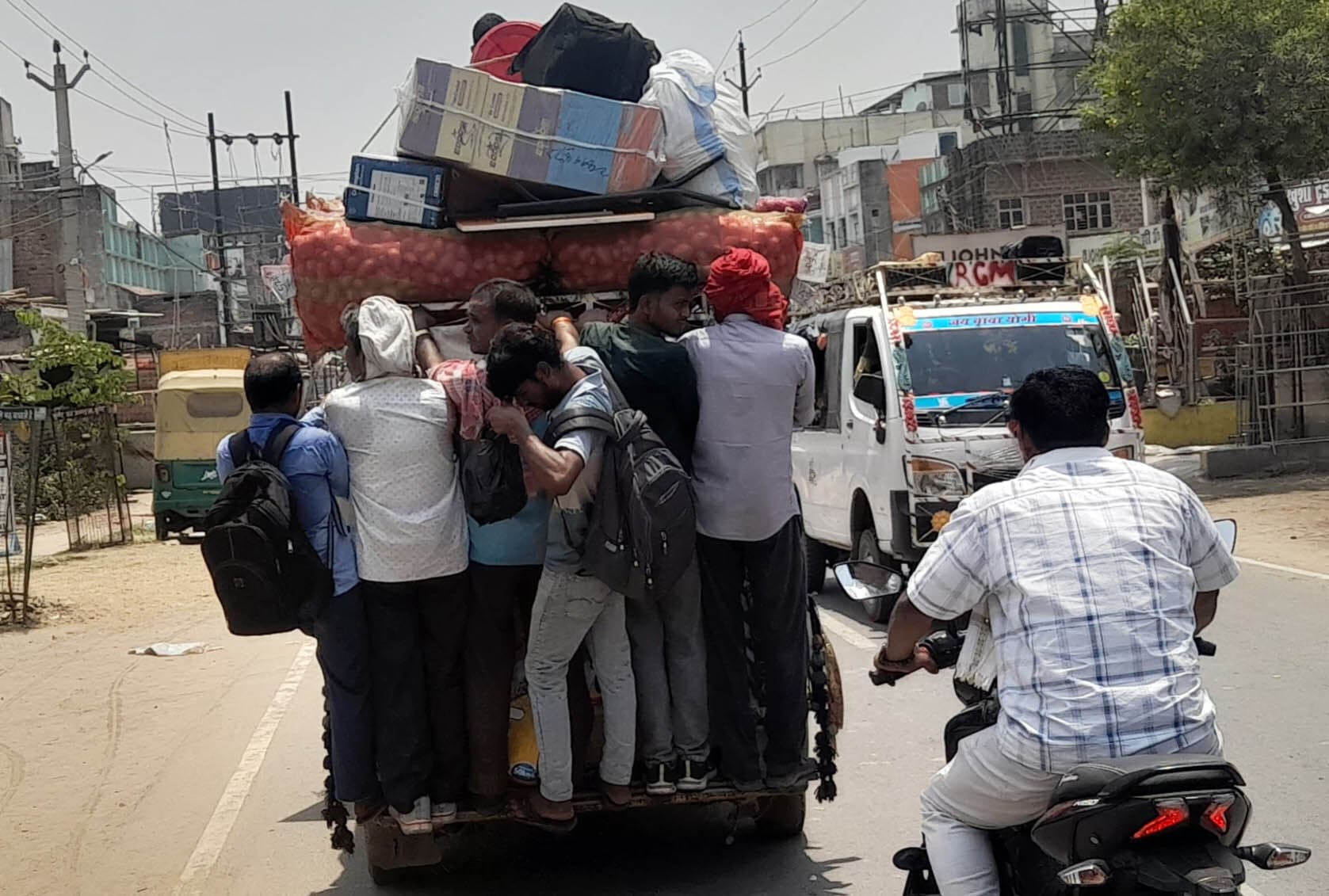 यमराज बनकर दौड़ रहे ओवरलोड वाहन, प्रशासन की चुप्पी से बढ़ रहा मौत का जोखिम