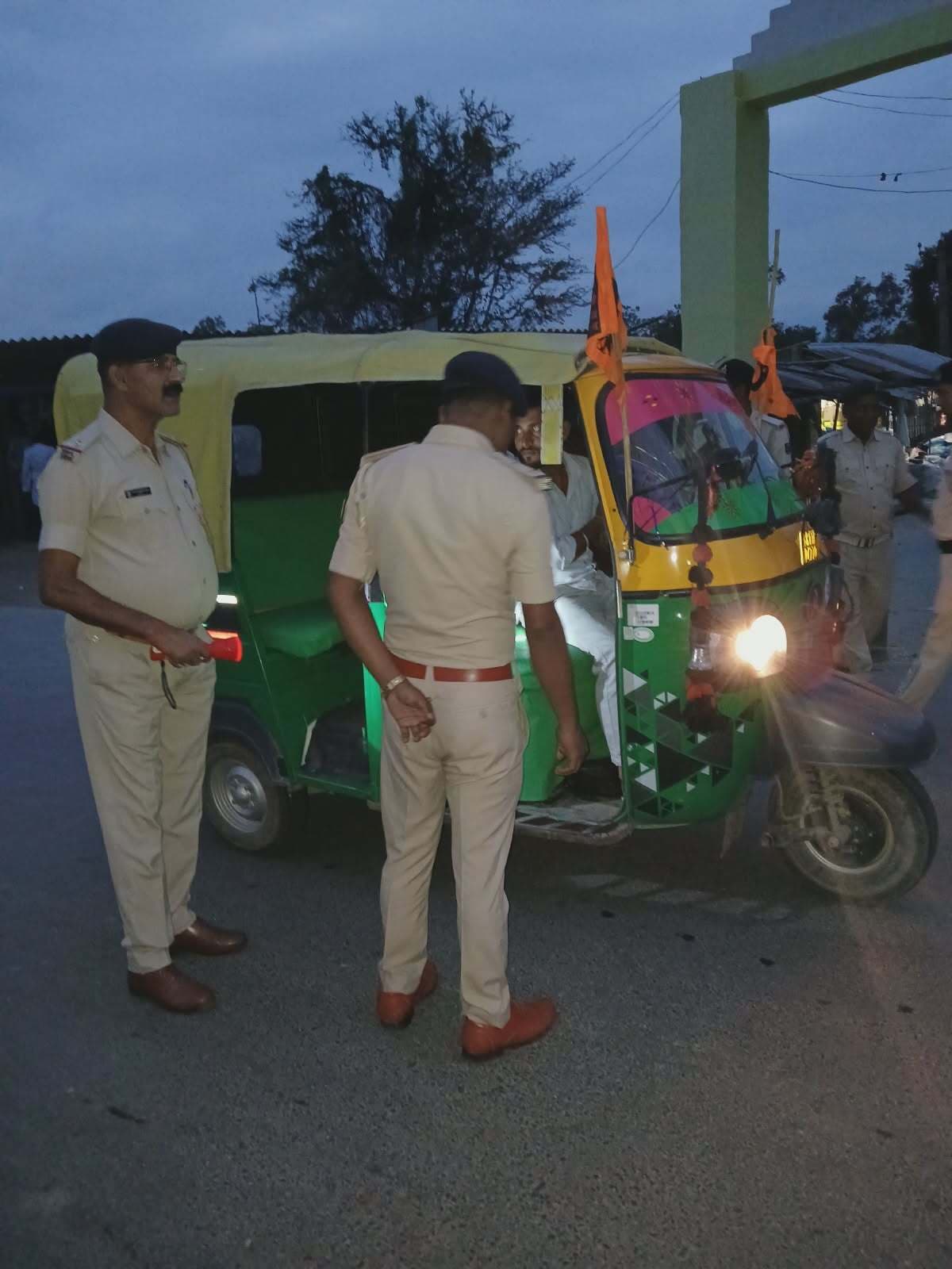 PURNIA पूर्णिया पुलिस ने रातभर ली वाहनों की तलाशी