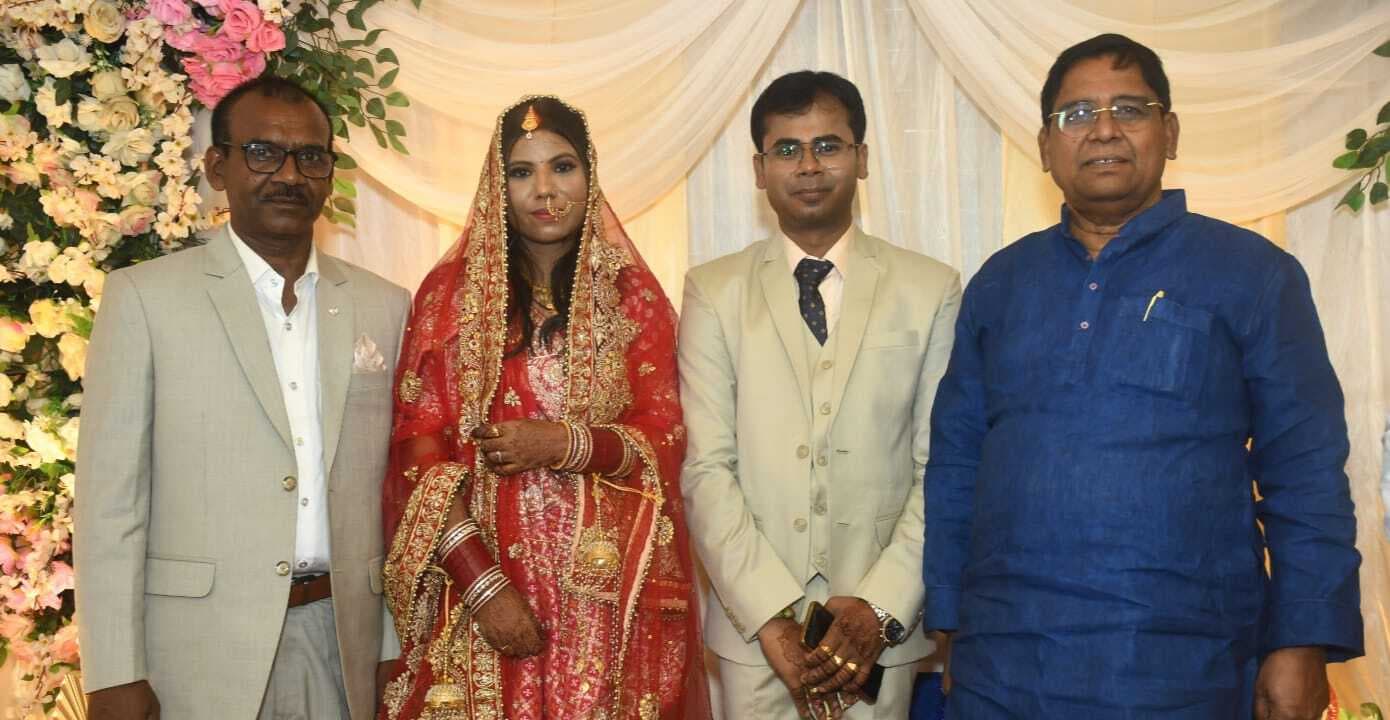 JAMUI गिद्धौर पहुंचे झाझा विधायक दामोदर रावत ने गिद्धौर निवासी बांका जिले के बाराहाट में पदस्थापित नव विवाहित दंपति गोपाल गुप्ता को दी वैवाहिक शुभकामनाएं.