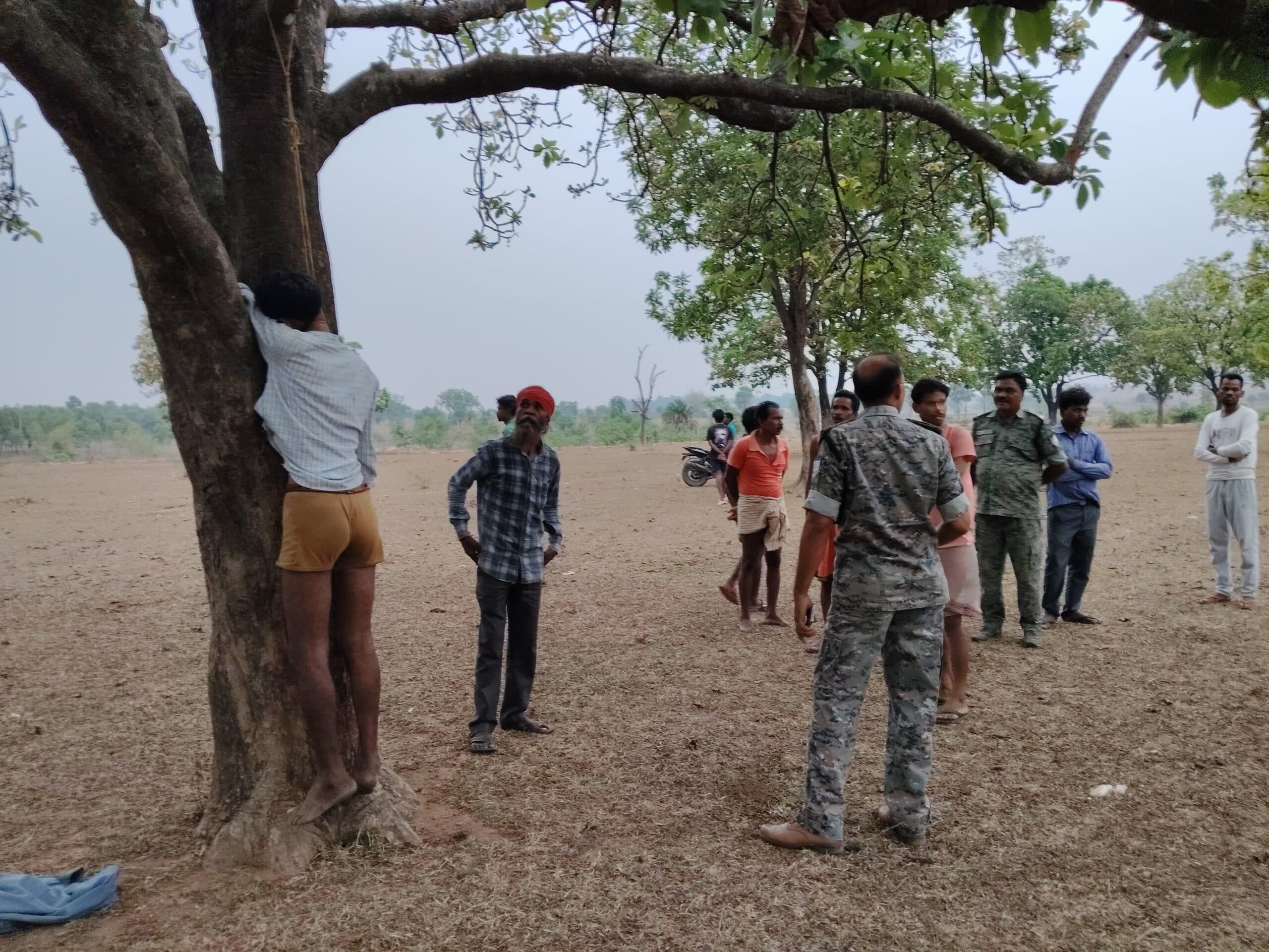 Deoghar news : परिजनों को बिना बताये घर से निकला था वृद्ध, महुआ पेड़ पर लटका मिला शव