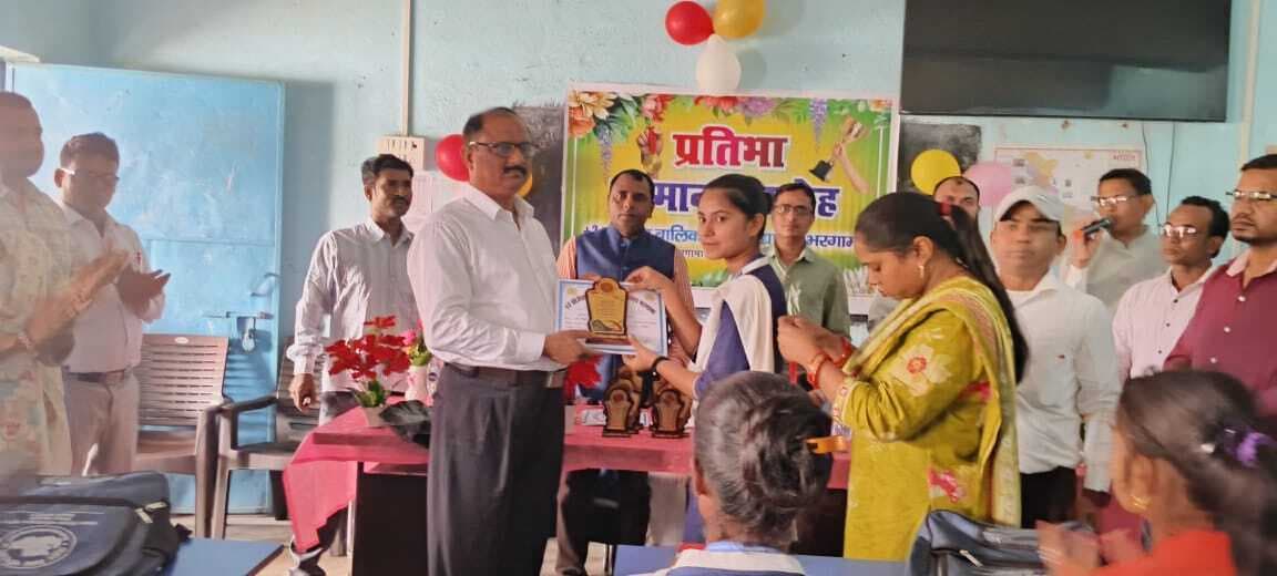 उवि में मेधावी छात्राओं काे किया सम्मानित