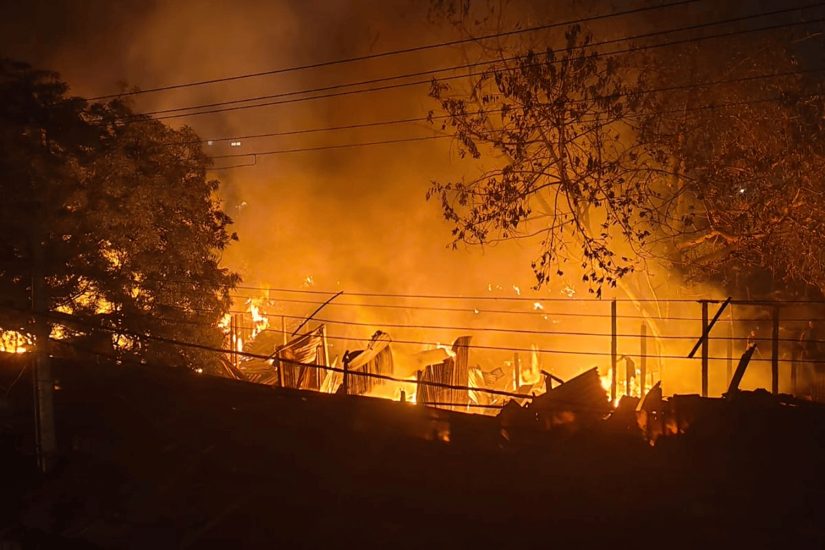 साहिबगंज: तीनपहाड़ की सब्जी मंडी में लगी आग, दर्जनों दुकान जल कर राख