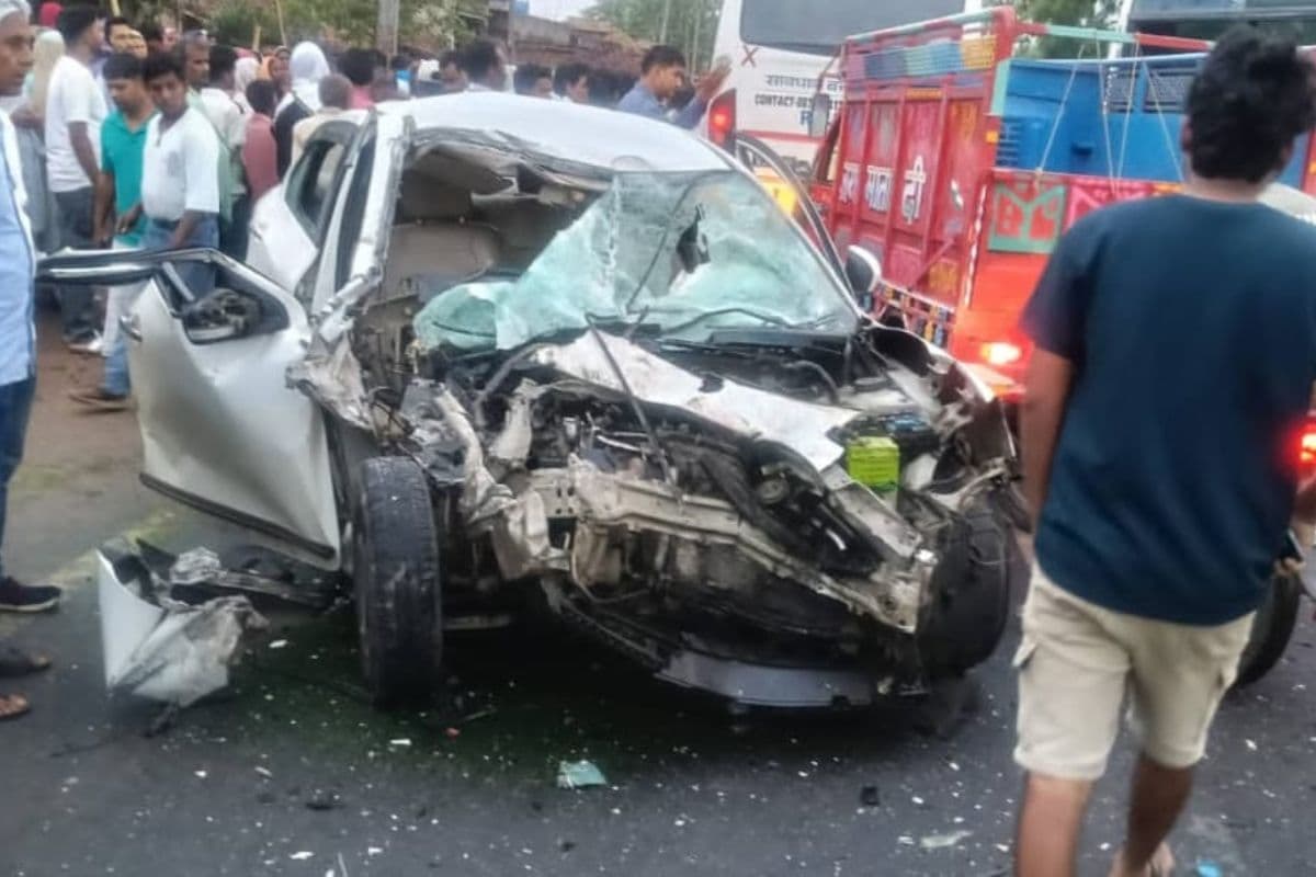 गिरिडीह में सड़क हादसा, बस-कार टक्कर में दो की मौत
