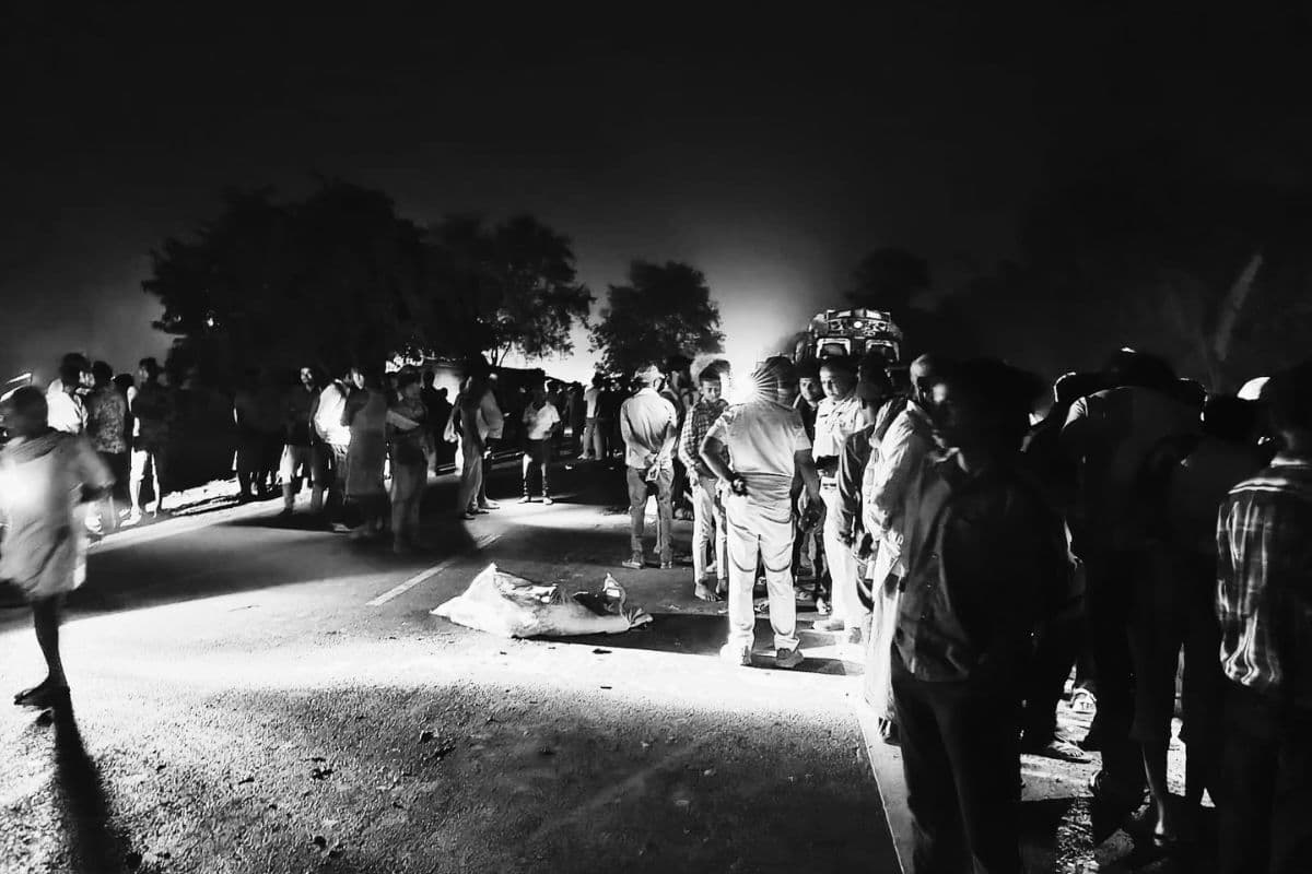 लखीसराय में भीषण सड़क हादसा, हाईवा की टक्कर से बाइक सवार दो युवकों की मौत