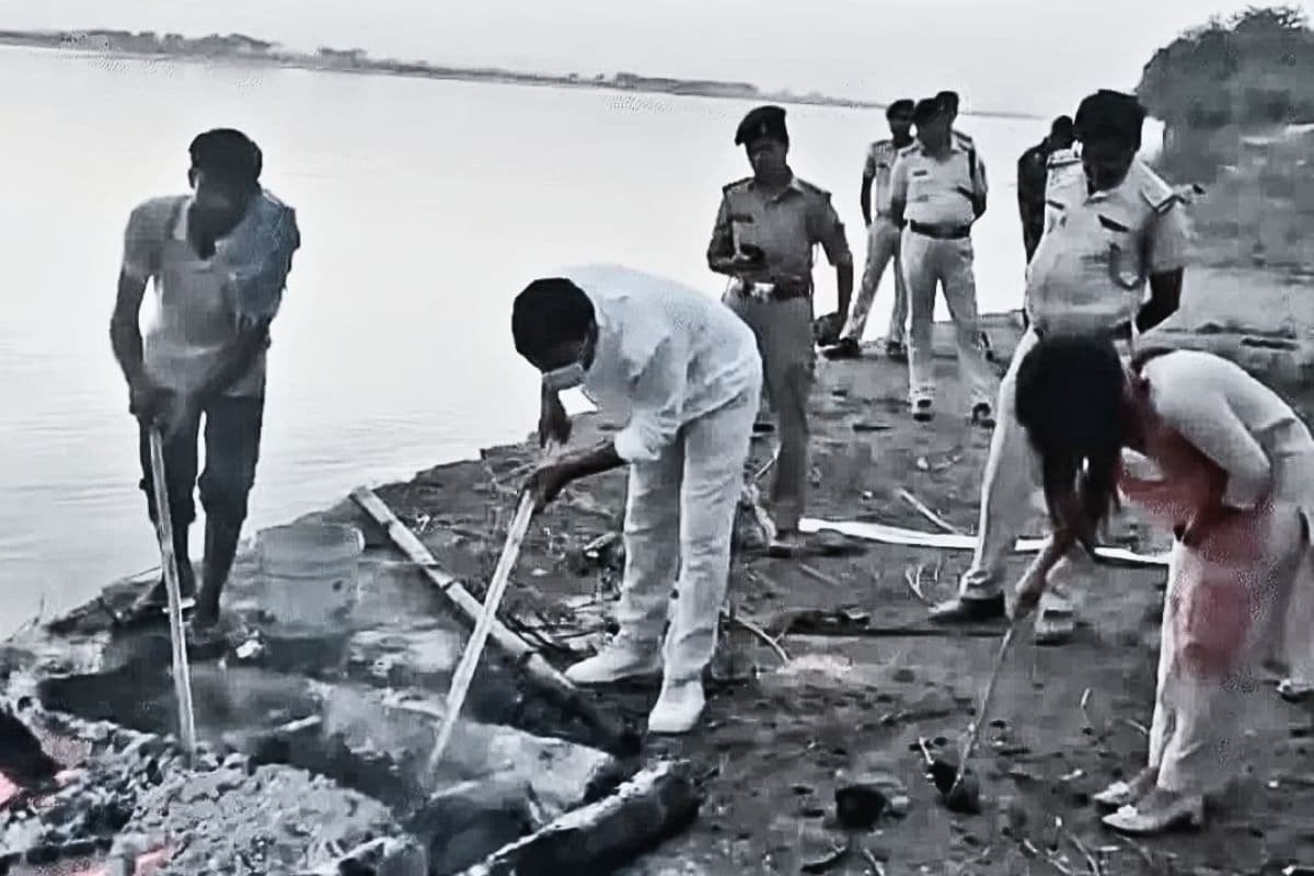 बिहार में जलती चिता से पुलिस उठा ले गई महिला का शव, जानिए क्या है पूरा मामला