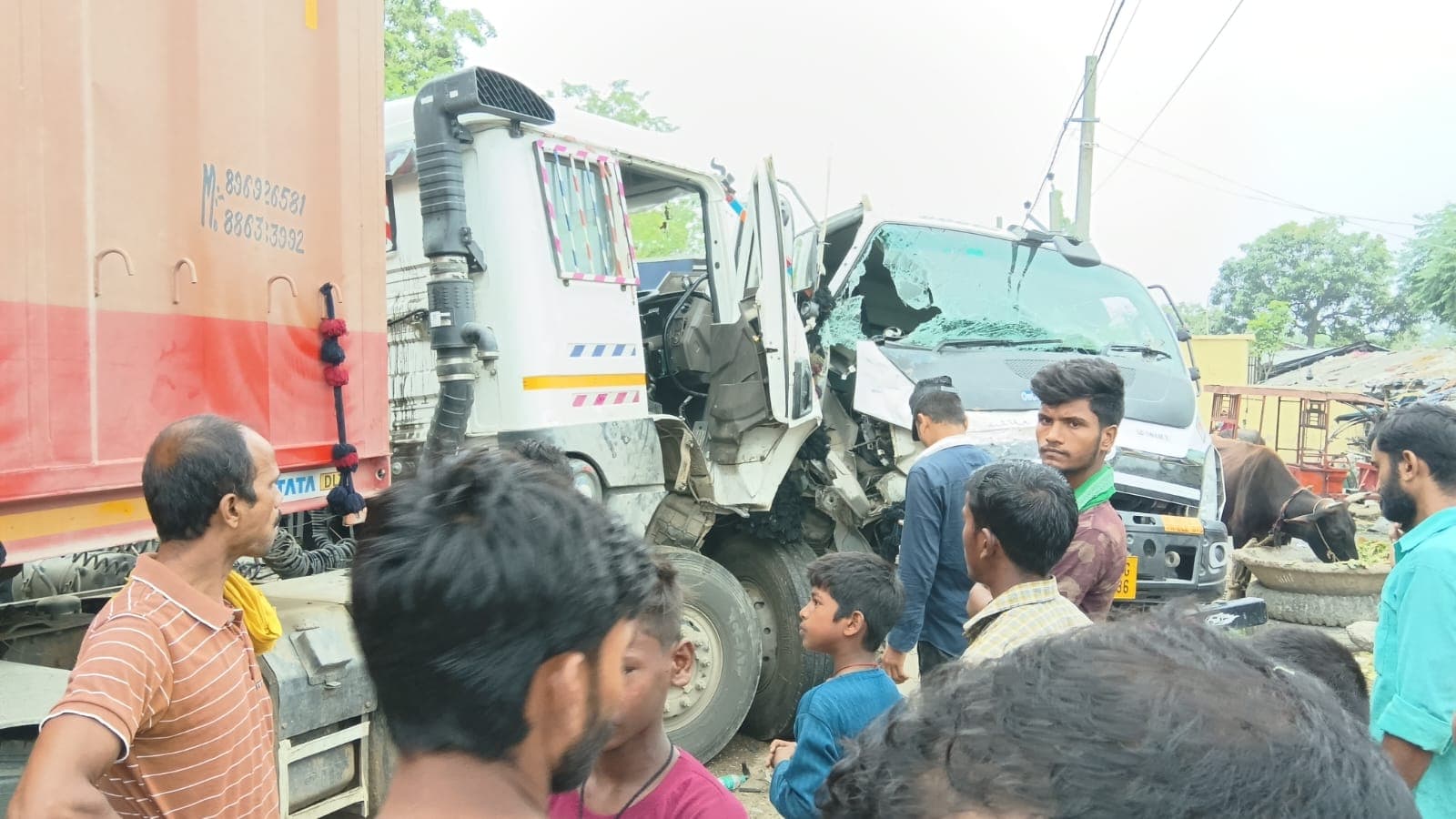 ट्रक व टैंकर की आमने-सामने टक्कर, दोनों चालक गंभीर रूप से जख्मी