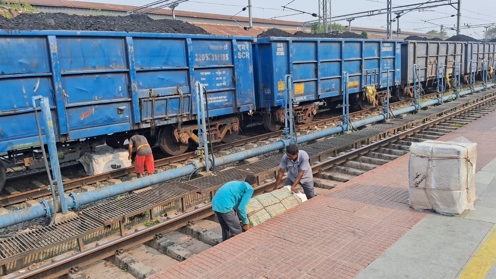 पार्सल कर्मियों की जान से खिलवाड़, ट्रेन के नीचे से सामग्री निकालने को मजबूर