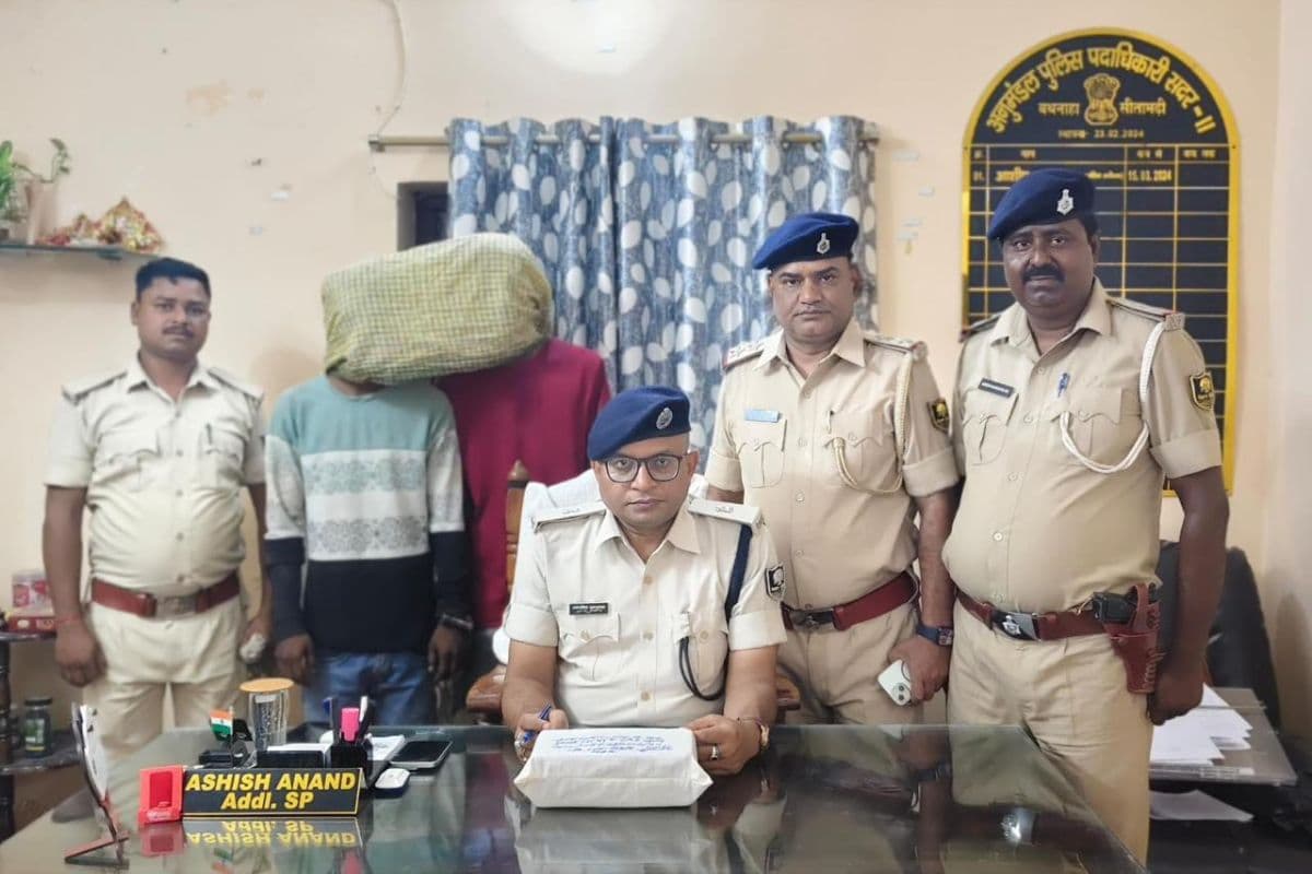 Sitamarhi News: पेट्रोल पंप संचालक से ₹2 लाख की रंगदारी मांगने वाले 2 बदमाश हथियार के साथ गिरफ्तार