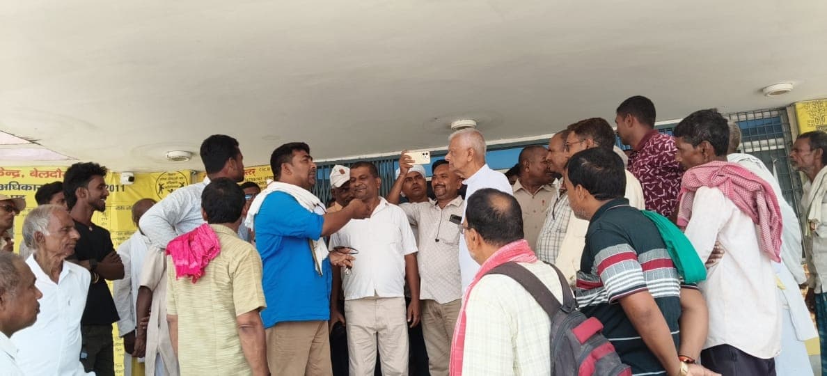 जनप्रतिनिधियों व ग्रामीणों की शिकायत पर भड़के विधायक, बीडीओ को लगाई जमकर फटकार