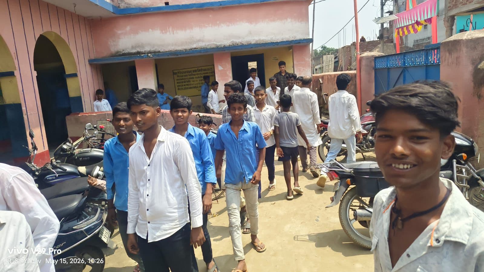भवन निर्माण की मांग को लेकर बच्चों ने किया प्रदर्शन, आठ कमरों में बैठकर पहली से 12वीं तक पढ़ाई करते हैं 11 सौ बच्चे