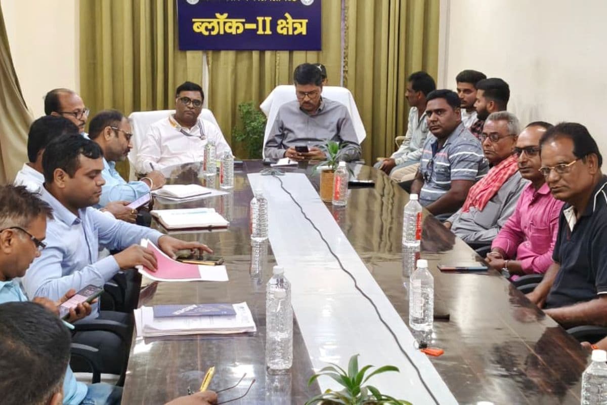 Dhanbad: केशरगढ़ बस्ती को खाली कराने की कवायद तेज, अपनी मांग पर अड़े ग्रामीण