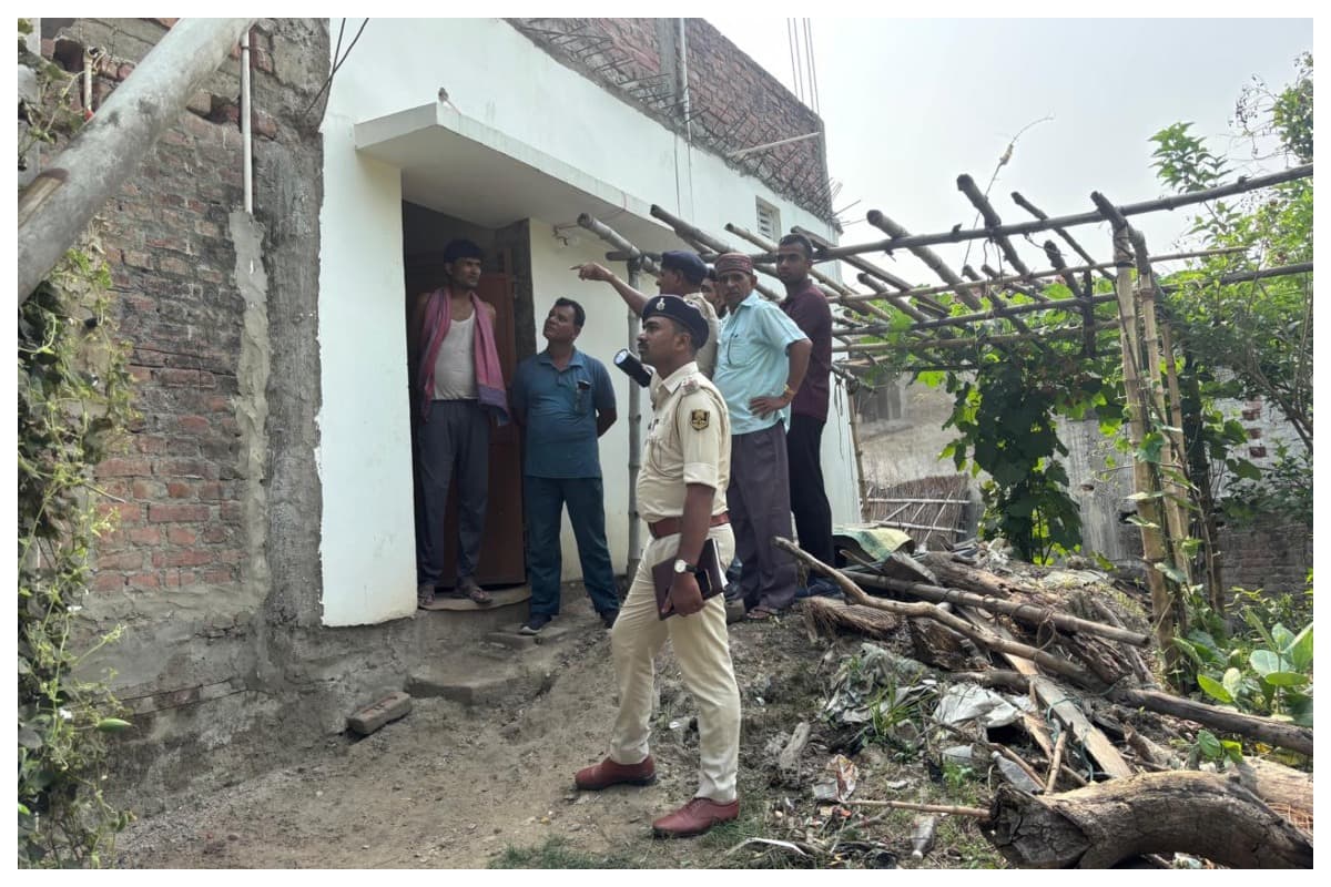 Bagaha News: पत्रकार के घर वेंटिलेटर तोड़कर घुसे चोर, जांच में जुटी डॉग स्क्वाड और FSL टीम