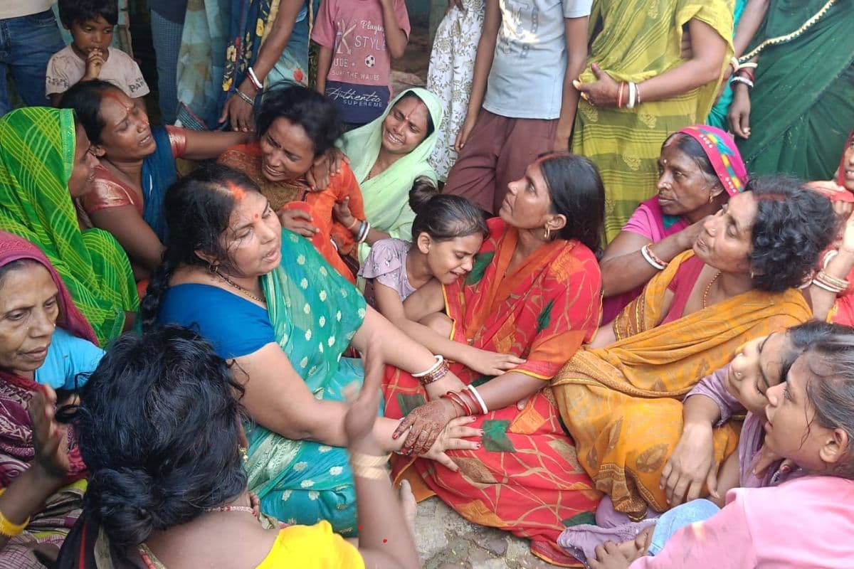 Begusarai News: मिट्टी से लदे ट्रैक्टर के पलटने से किशोर की मौत, एक की हालत गंभीर