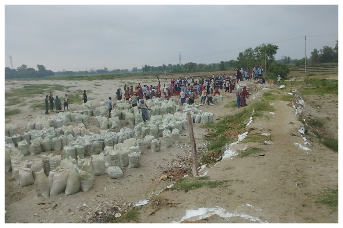 Bettiah News: बाढ़ आने से पहले ग्रामीणों का महा-श्रमदान, रात-दिन एक कर खड़ी कर दी 300 फीट लंबी सुरक्षा दीवार