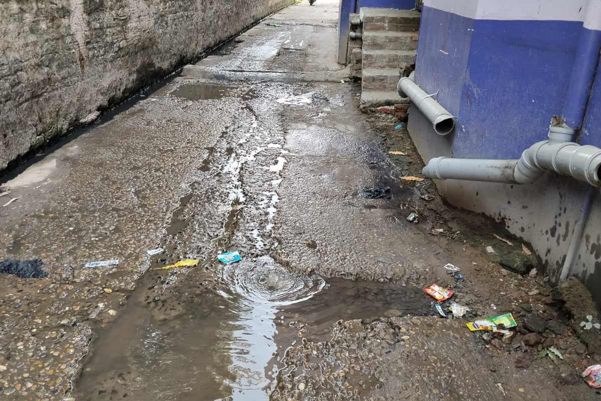 बेतिया:आठ दिन से बह रहा नल का पानी, गड्ढों में तब्दील हुई शान्तिनगर सड़क