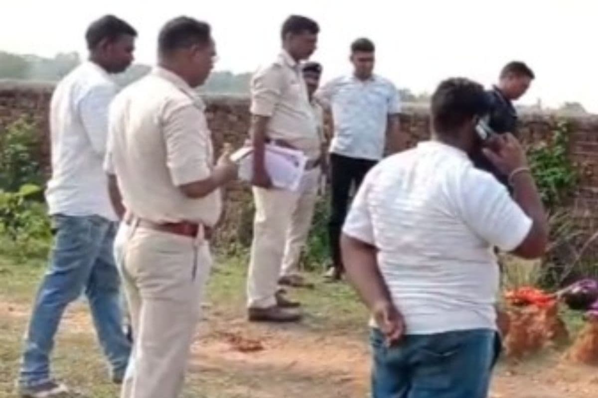 बोकारो में मर्डर मिस्ट्री: सुनसान घर के बाहर मिला अधेड़ का का शव, जांच में जुटी पुलिस