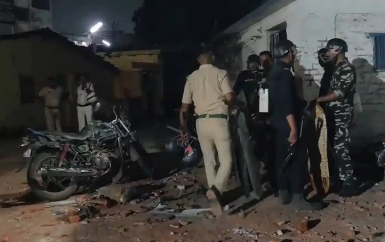 बंगाल: आसनसोल में लाउडस्पीकर को लेकर हंगामा, उपद्रवियों ने चौकी पर किया तोड़फोड़