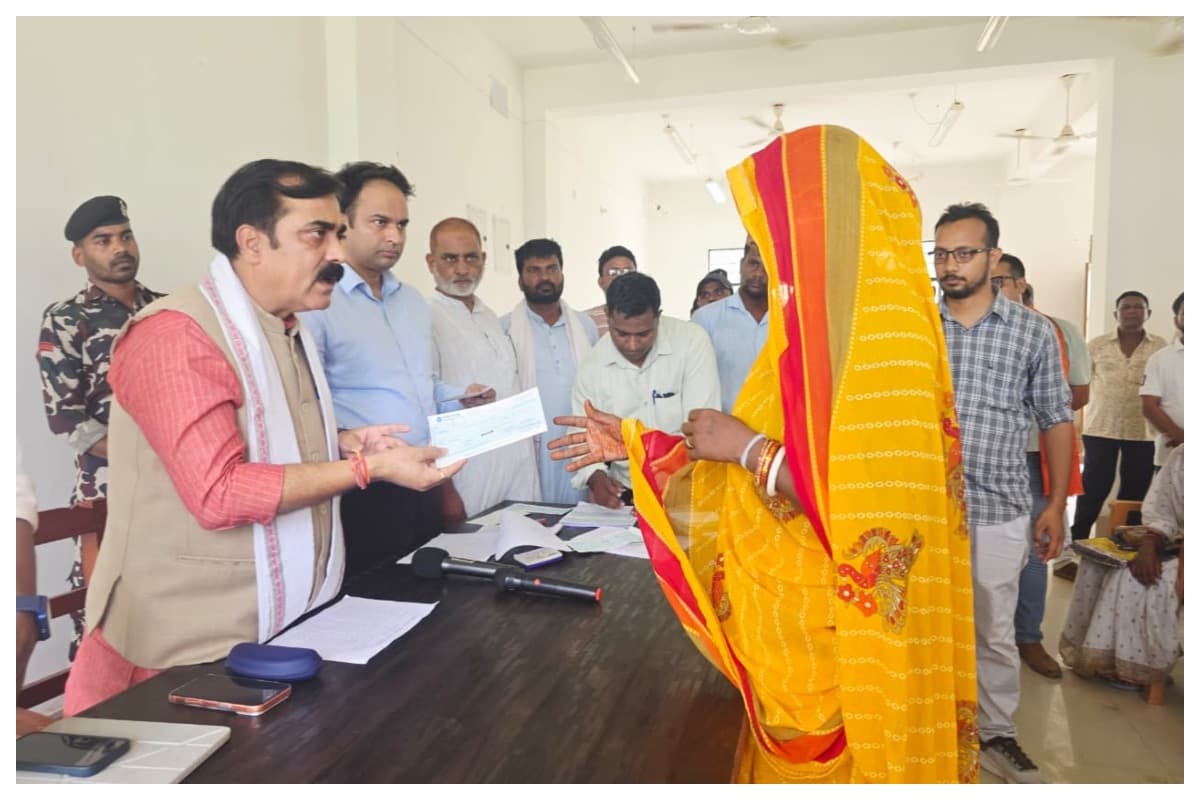 Darbhanga News: जाले में आपदा पीड़ितों को बड़ी राहत, विधायक जीवेश कुमार ने सौंपे अनुग्रह अनुदान के चेक