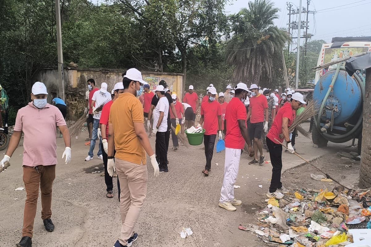देवघर में युद्धस्तर पर चला सफाई अभियान, बाबा मंदिर को प्लास्टिक मुक्त बनाने का संकल्प