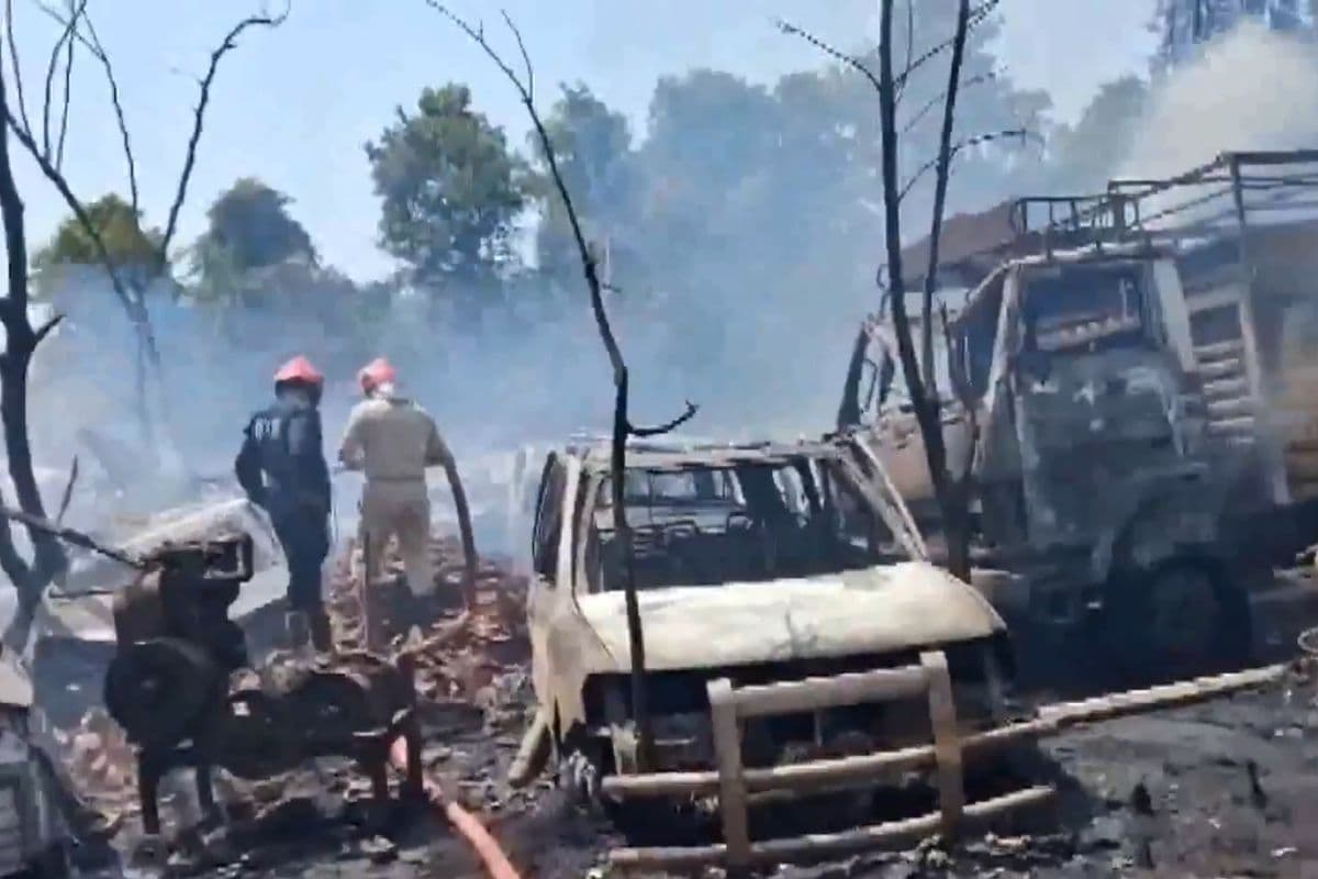 दिल्ली के न्यू अशोक नगर थाने के मालखाना में लगी आग, कई गाड़ियां जलकर खाक