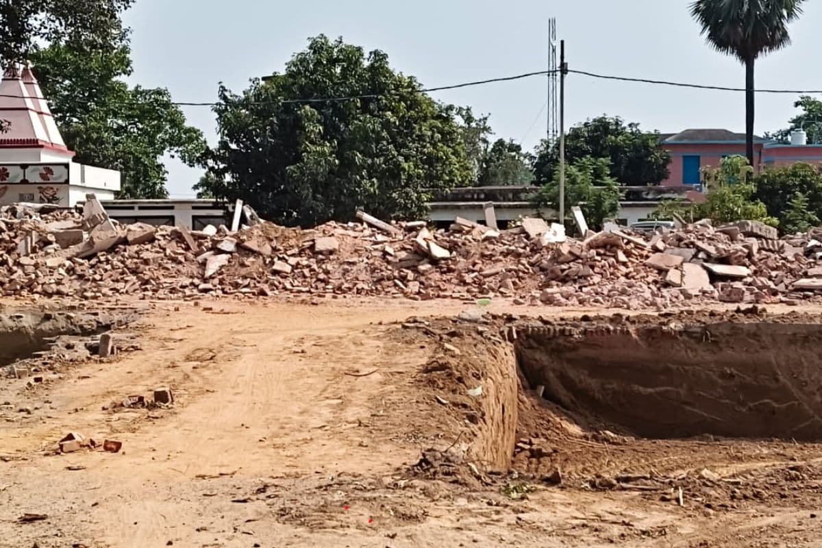 Gopalganj News: नया मॉडल ब्लॉक भवन बनाने से पहले ध्वस्त कर दिया पुराना कार्यालय, दफ्तर ढूंढने में छूट रहा लोगों का पसीना