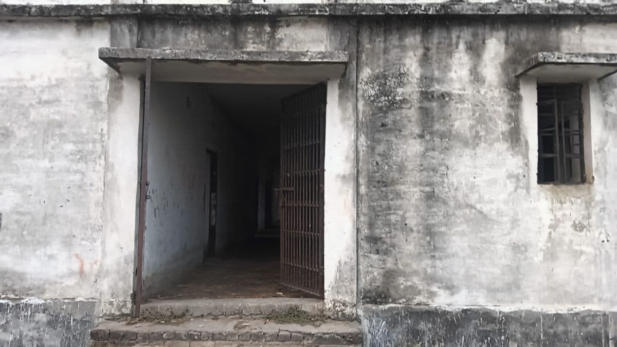अररिया में करोड़ों की इमारत बेकार, अररिया में उपस्वास्थ्य केंद्र बना नशेड़ियों का अड्डा