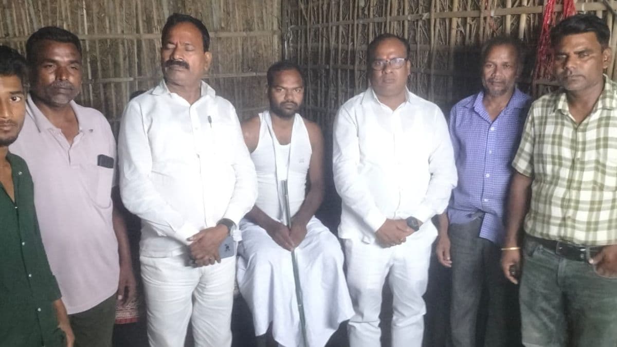 इंदौर के पटाखा फैक्ट्री हादसे में नरपतगंज के दो युवकों की मौत, भाजपा नेता पहुंचे पीड़ित परिवार के घर