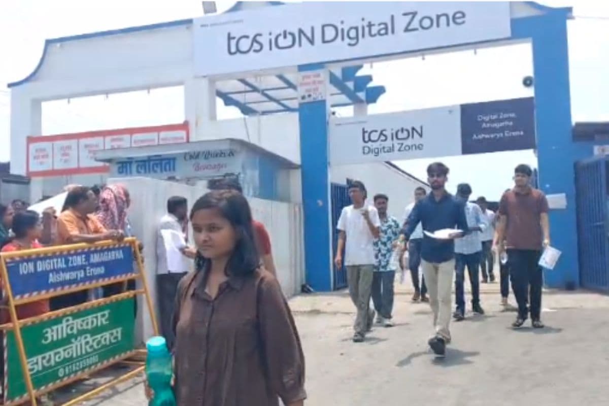 JEE Advance 2026: धनबाद के दो केंद्रों पर परीक्षा संपन्न, मैथ-फिजिक्स के सवालों में उलझे छात्र