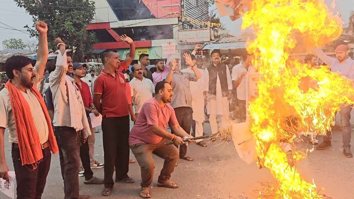 अररिया में सनातन धर्म पर टिप्पणी के खिलाफ सड़कों पर उतरे विहिप और भाजपा कार्यकर्ता, स्टालिन का फूंका पुतला
