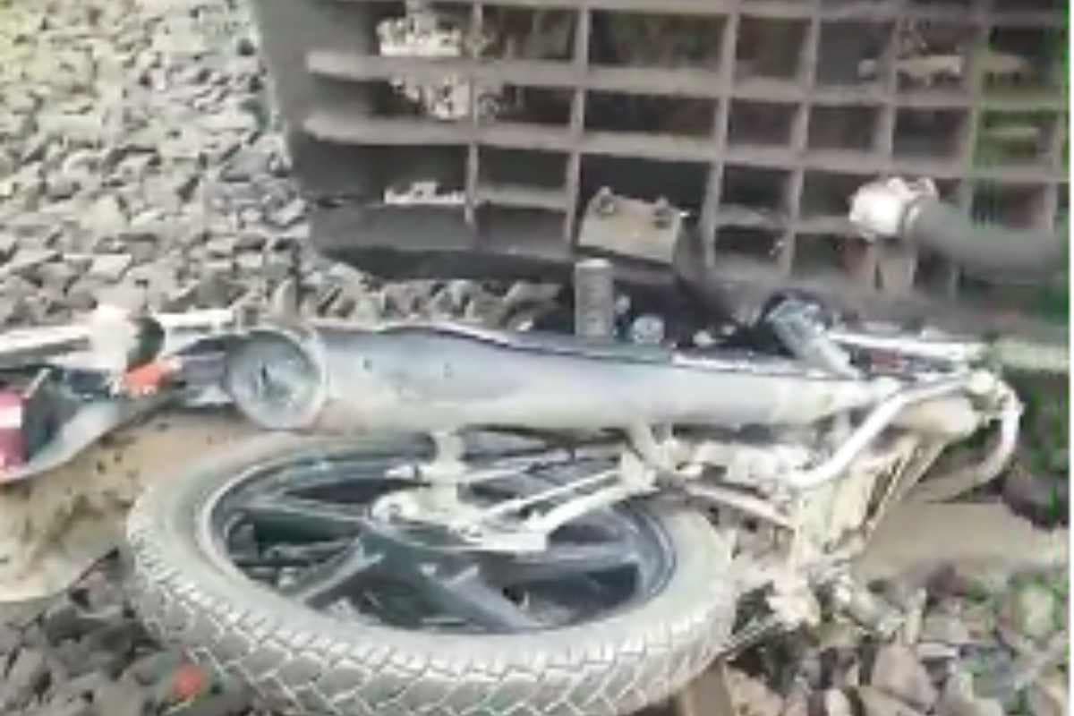 मधुबनी: पटरी पर फंसी बाइक को घसीटते ले गई इंटरसिटी एक्सप्रेस, बाल-बाल बचे सवार