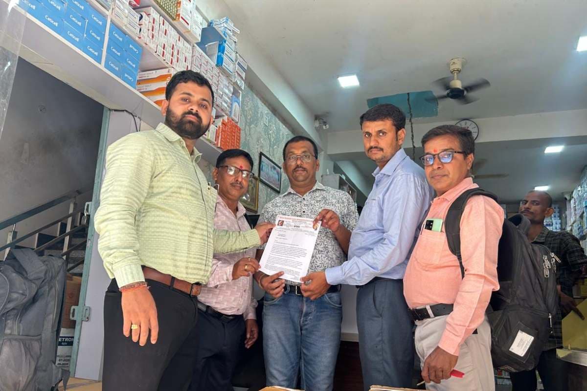 मधुबनी: दवा दुकानदारों के समर्थन में उतरे एमआर, राष्ट्रव्यापी हड़ताल को दिया पूर्ण समर्थन