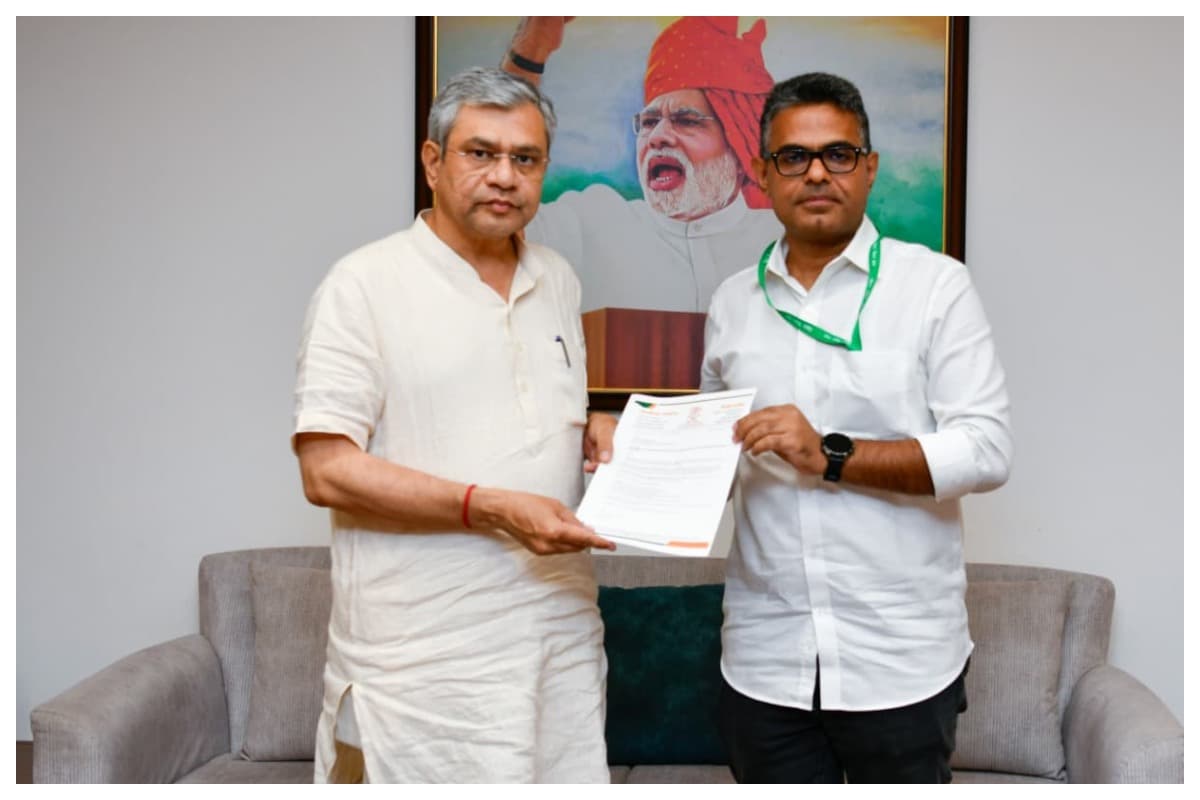 मधुबनी में ओवर ब्रिज निर्माण की मांग तेज, रेल मंत्री से मिले विधायक माधव आनंद