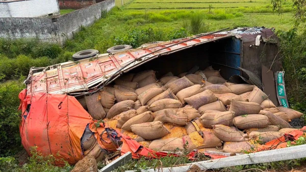 मुंगेर में ट्र्क डाईवर सामने से आ रहे ट्रक को साइड देना पड़ा भारी, मकई लदा ट्रक सड़क किनारे पलटा