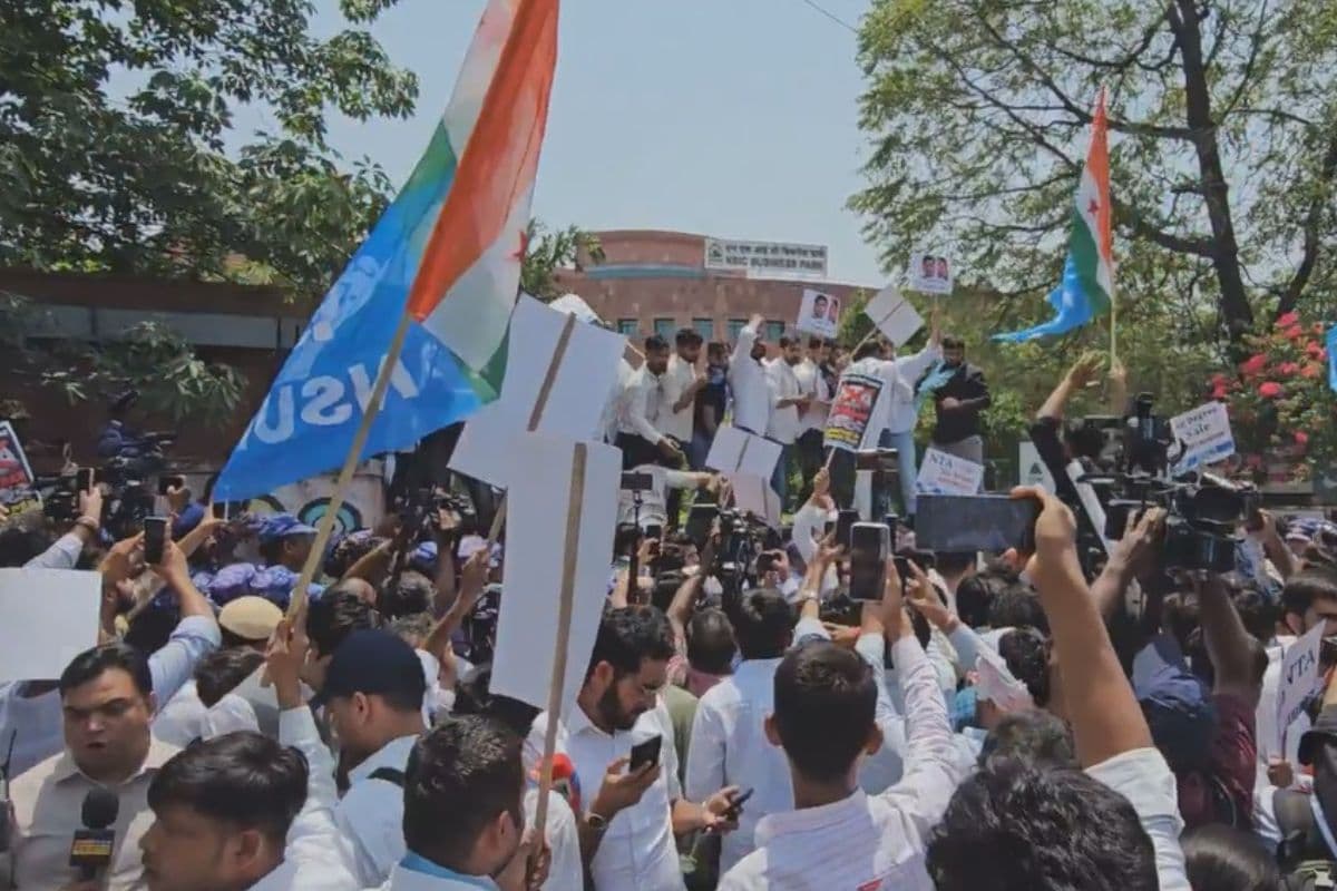नीट परीक्षा रद्द होने का मामला सुप्रीम कोर्ट पहुंचा, NTA को भंग करने की मांग; NSUI का प्रदर्शन