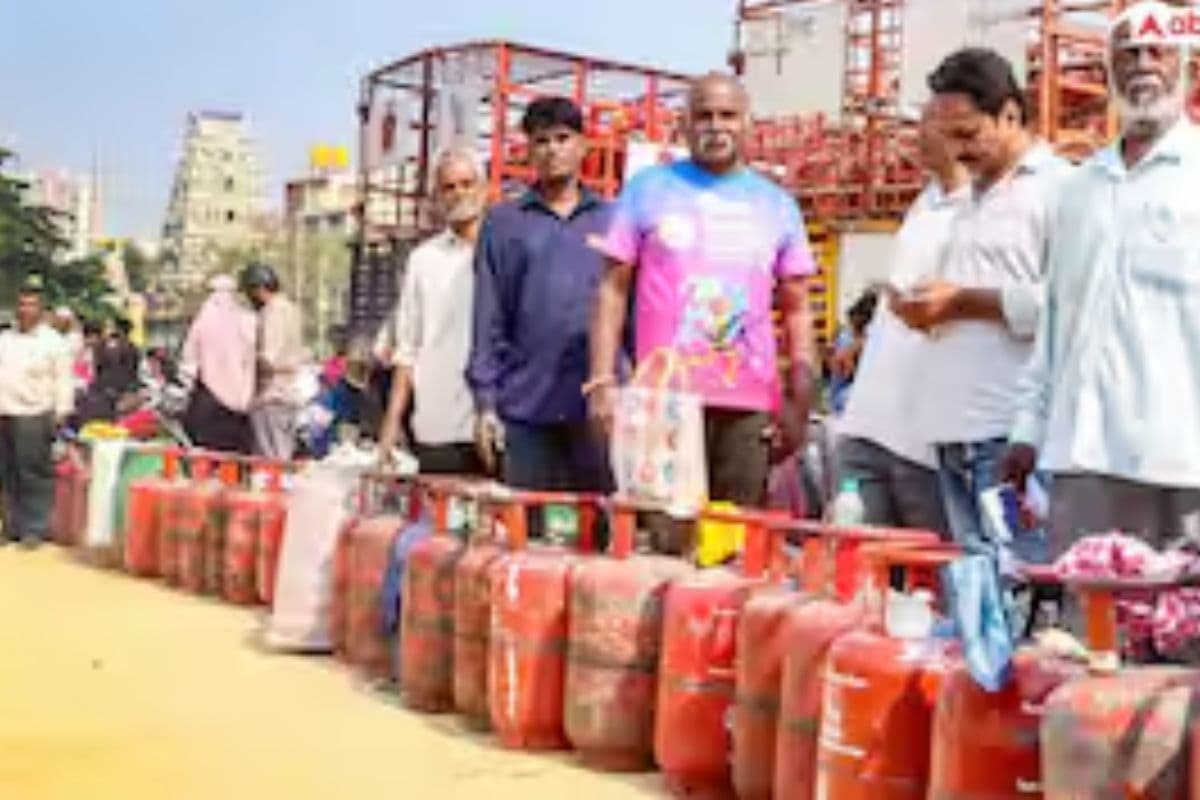 गैस की किल्लत से बढ़ी परेशानी, लकड़ी-कोयले के चूल्हे और इंडक्शन पर बढ़ी निर्भरता