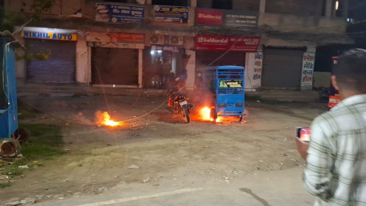 पूर्णिया में चलती सड़क पर टोटो पर गिरा 11 हजार वोल्ट का तार, धू-धू कर जली गाड़ी