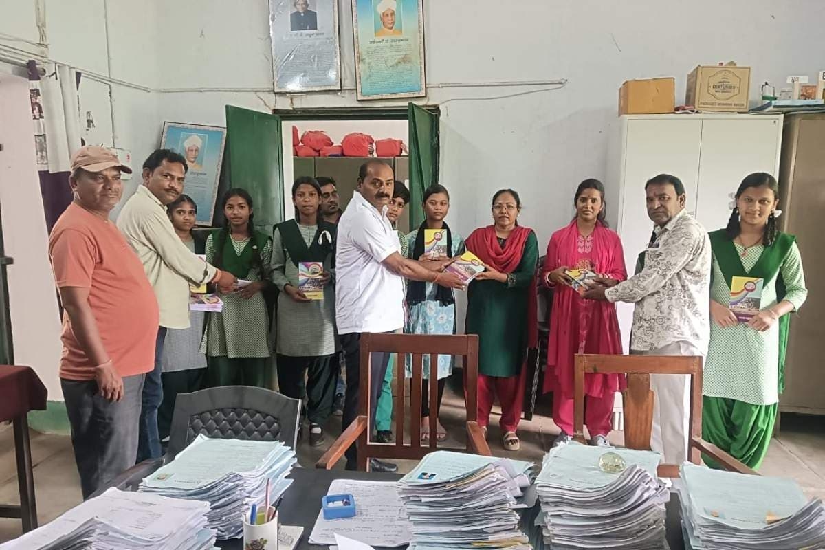 खरसावां के स्कूलों में विद्यार्थियों को मिली ओड़िया भाषा की मुफ्त किताबें