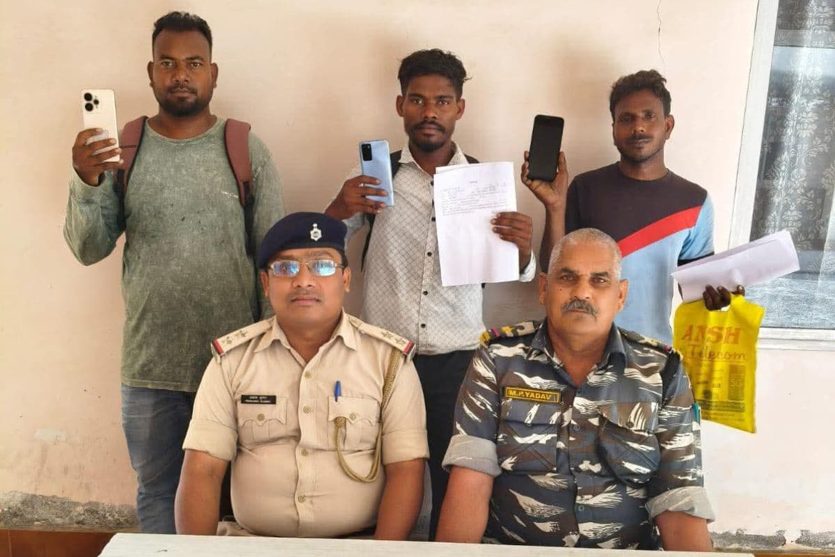खरसावां में पुलिस की सफलता, पांच लोगों को वापस मिले खोए हुए मोबाइल