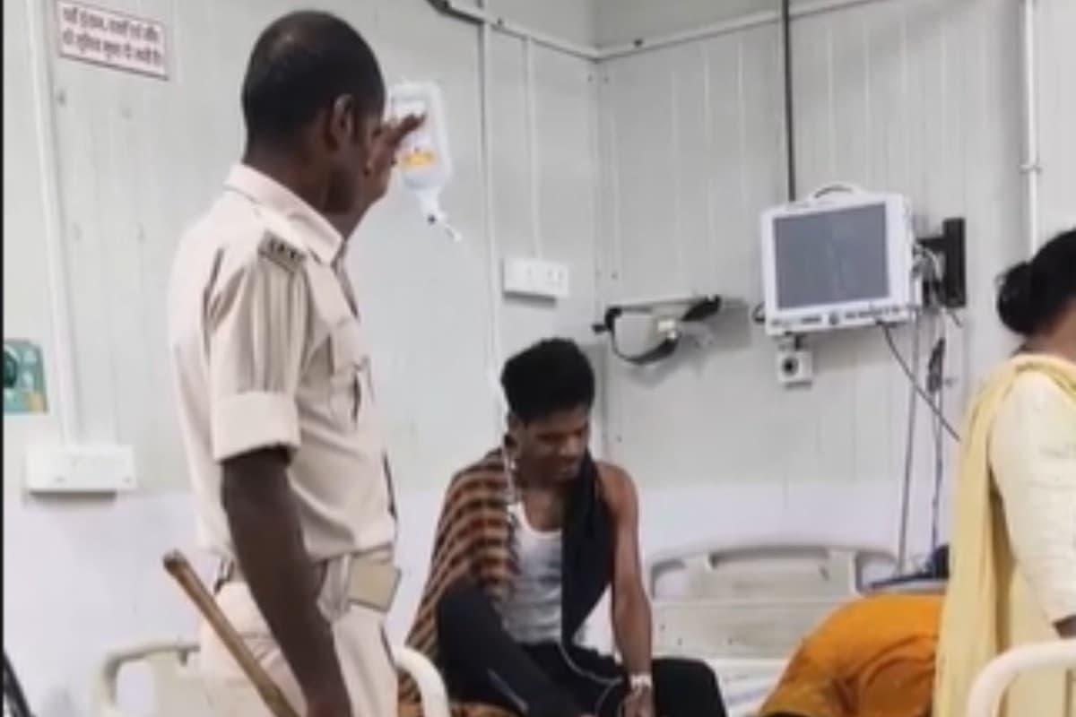 सीतामढ़ी: स्वास्थ्य व्यवस्था की खुली पोल, मरीज के लिए स्लाइन स्टैंड बना गार्ड