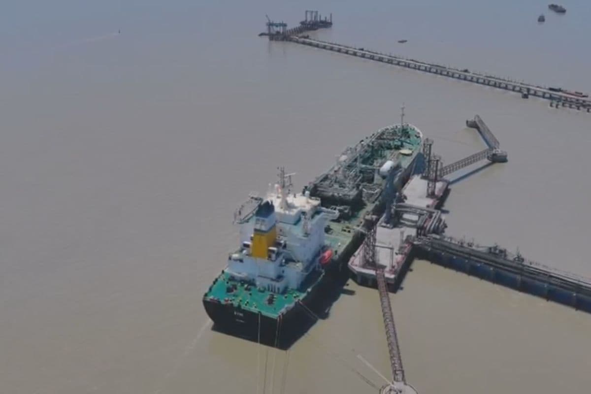 होर्मुज स्ट्रेट को क्रॉस करके 20,000 टन LPG लेकर गुजरात पहुंचा सिमी जहाज