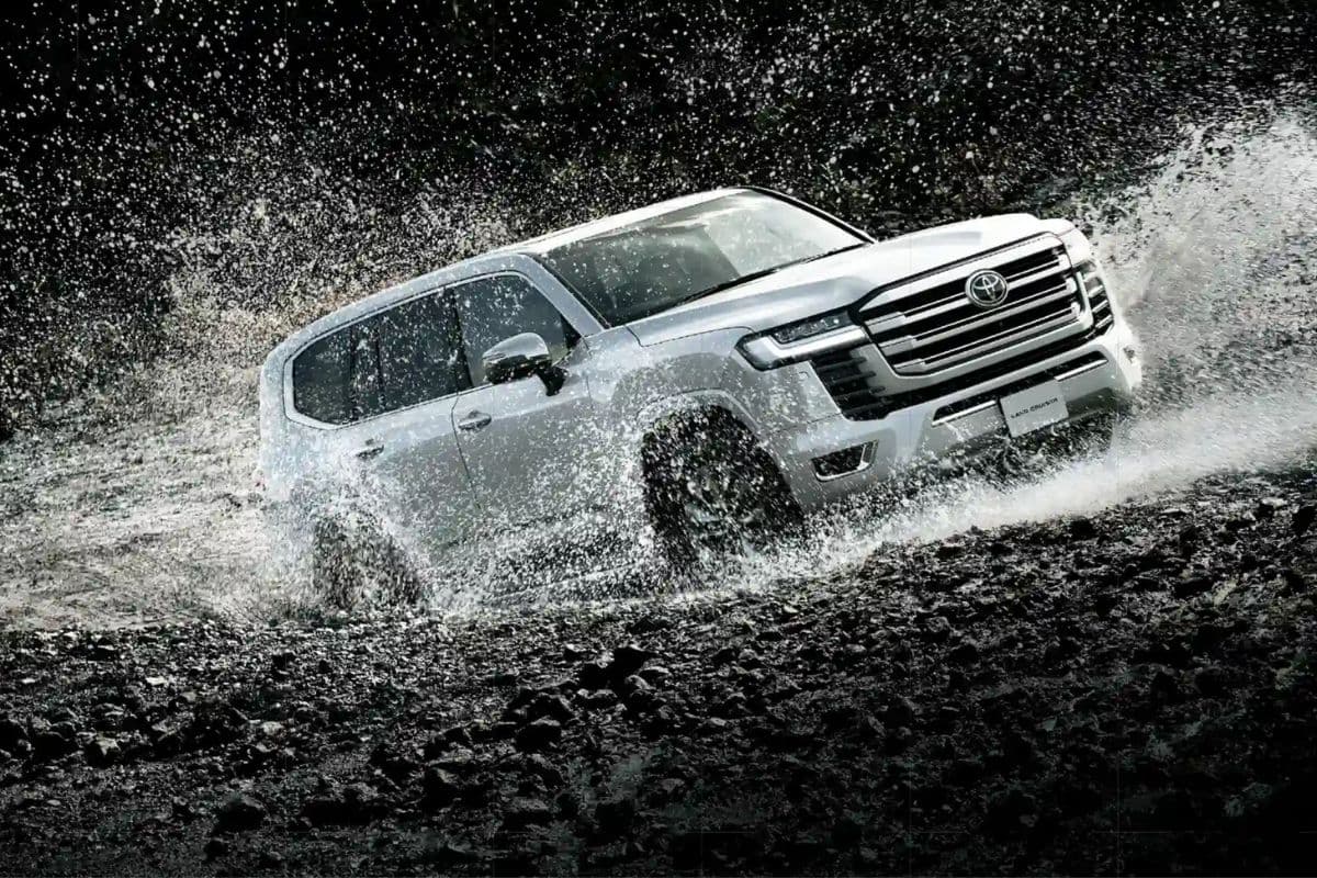 Toyota की लग्जरी SUV Land Cruiser 300 हुई महंगी, जानें कितनी बढ़ी कीमत